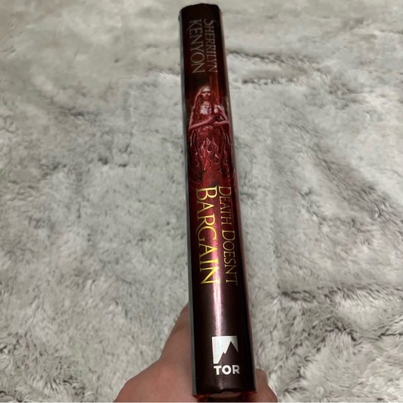 🌴Death Doesn’t Bargain by Sherrilyn Kenyon Hardcover Book - Picture 2 of 4